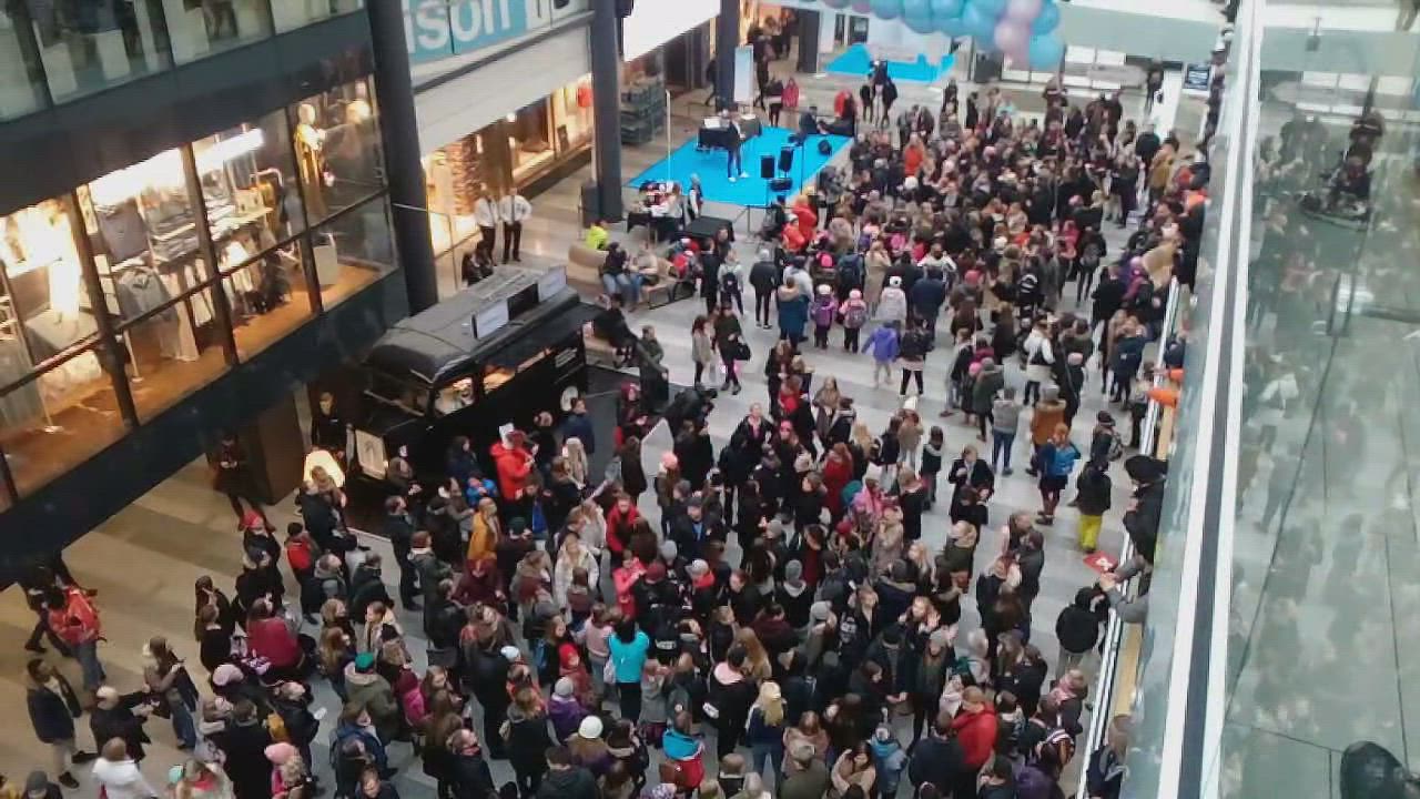 Synttärihumua kauppakeskus Valkeassa
