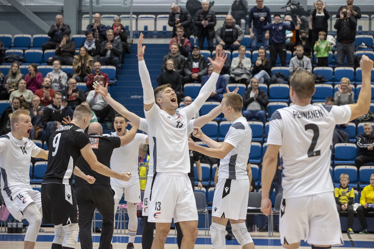 Ettan pelaajien ilmeet ja eleet kertovat, miten taivaalliselta voitto sarjakärki Savo Volleysta tuntui.