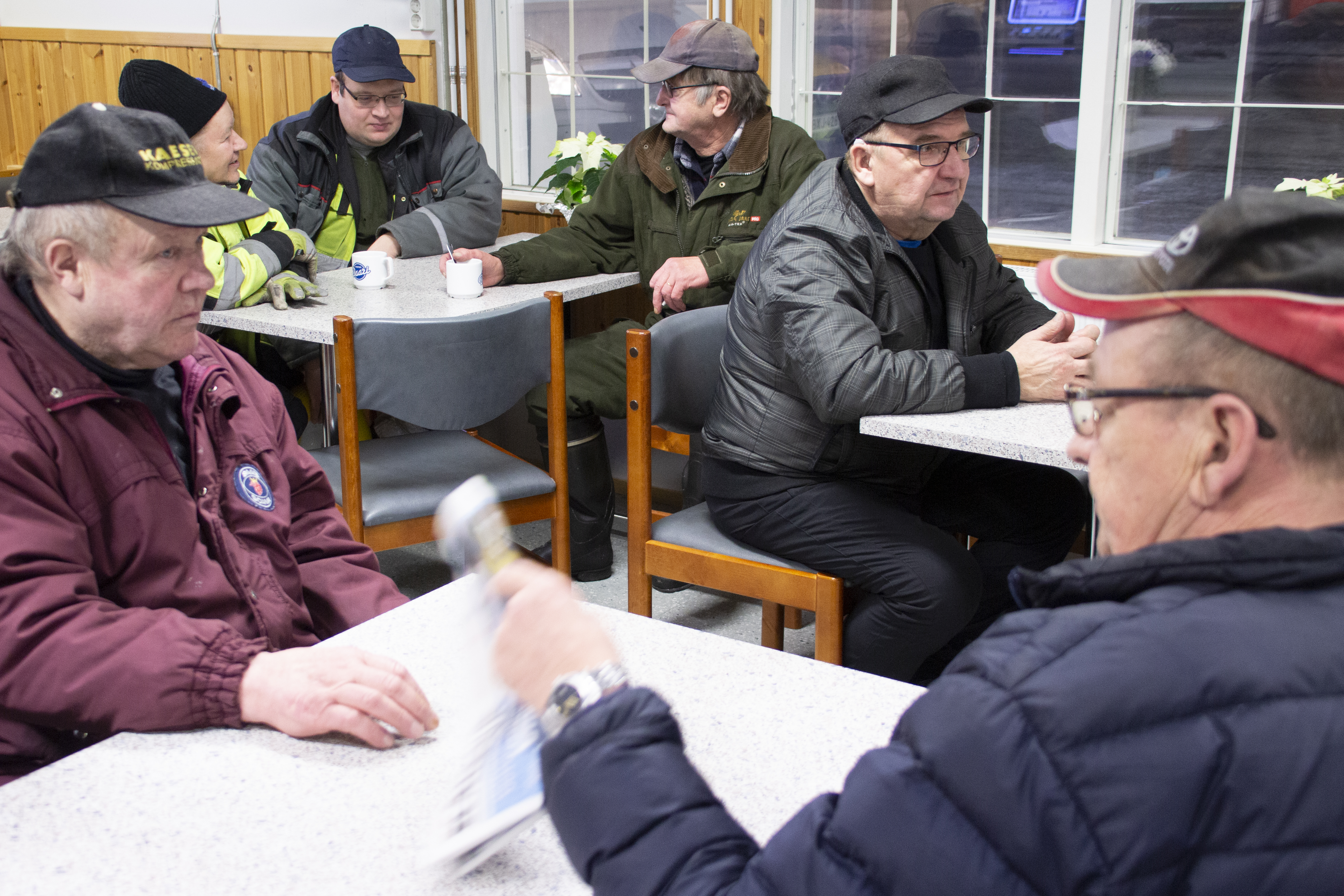 Kestilän huoltamolla kokoontuu joka arkiaamua baariparlamentti noin kello 7.30-8.30. Päivän polttavana aiheena oli tällä erää muun muassa maailman tilanne, polttoaineen hinta ja tiestön talvihoito.