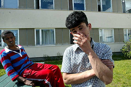 Somaliasta tullut Mohamed Iise (vas) ja irakilainen Assan Bidaurd kertovat olevansa mieluiten tappelujen ulkopuolella.