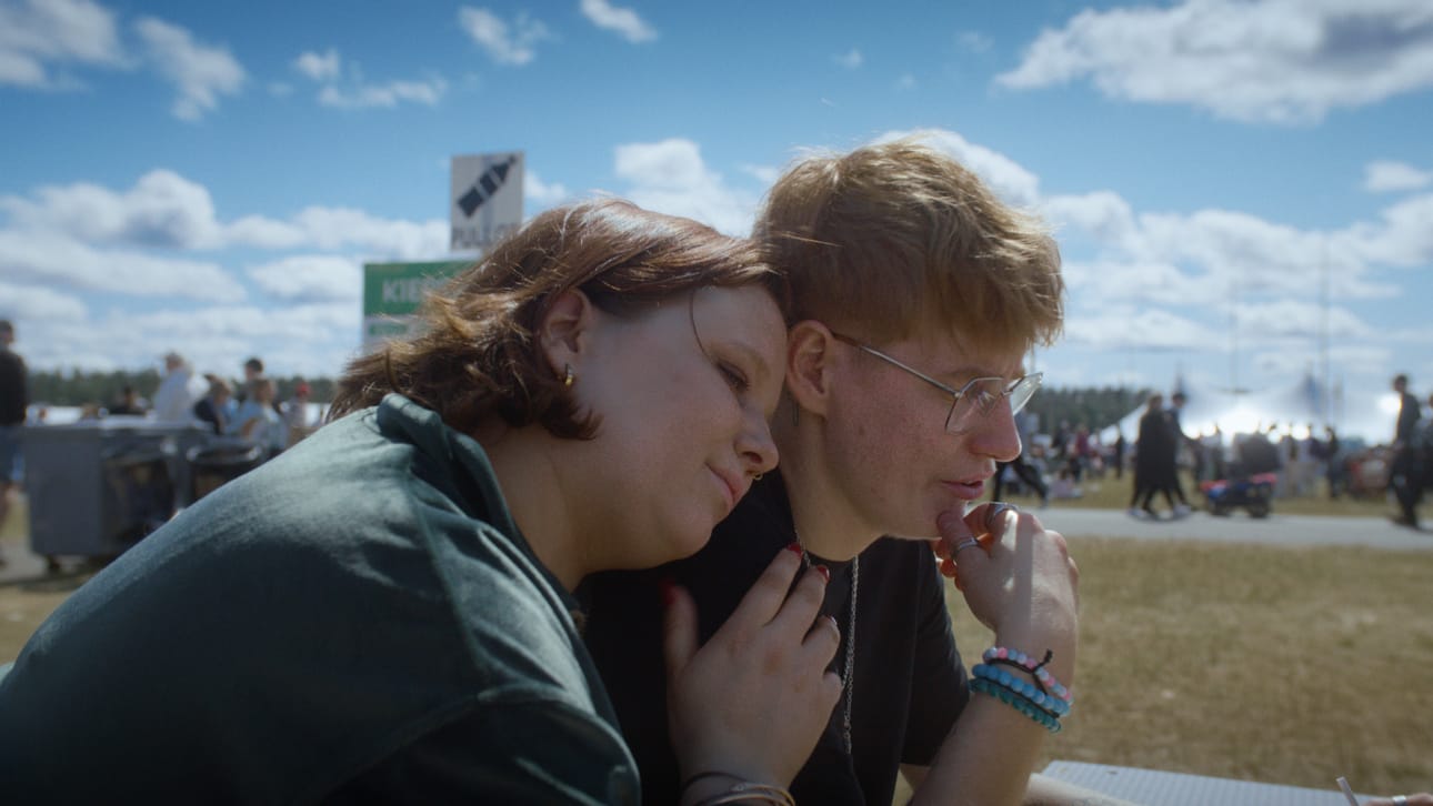 Tarrat ja tarratoimikunta provosoivat monia Suviseuroissa. Sarjassa aktivistit löytävät tukea toisistaan.