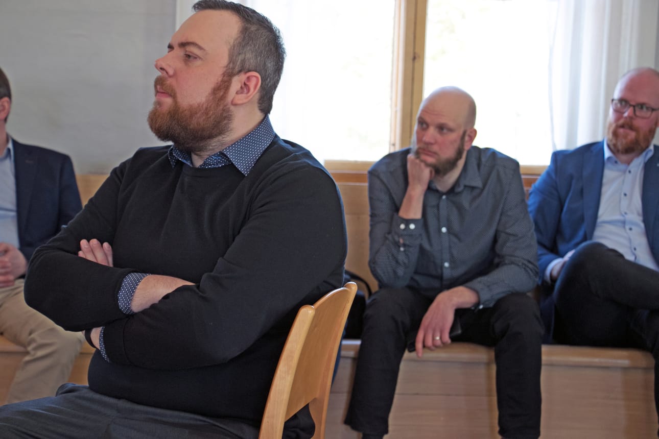 Jonathan Hast (etualalla) ja Anders Granfors (keskellä) tiedottivat keväällä 2022 perustavansa elintarvikelepoista kalajauhoa ja kalaöljyä silakasta tekevän tehtaan Kaskisiin. Tehdas on juuri valmistunut, mutta silakan pyyntikielto vetäisi maton yritystoiminnan jalkojen alta. Arkistokuva