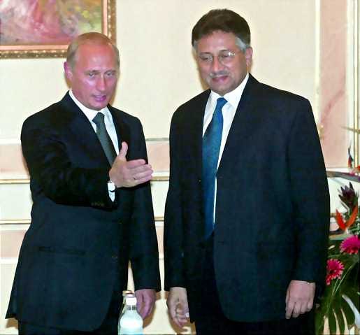 Rauhan hierontaa Almatyssa. Venäjän presidentti Vladimir Putin (vasen kuva vasemmalla) tapasi Pakistanin presidentin Pervez Musharrafin. Kiinan presidentti Jiang Zemin (oikea kuva oikealla) keskusteli Intian pääministerin Atal Behari Vajpayeen kanssa.