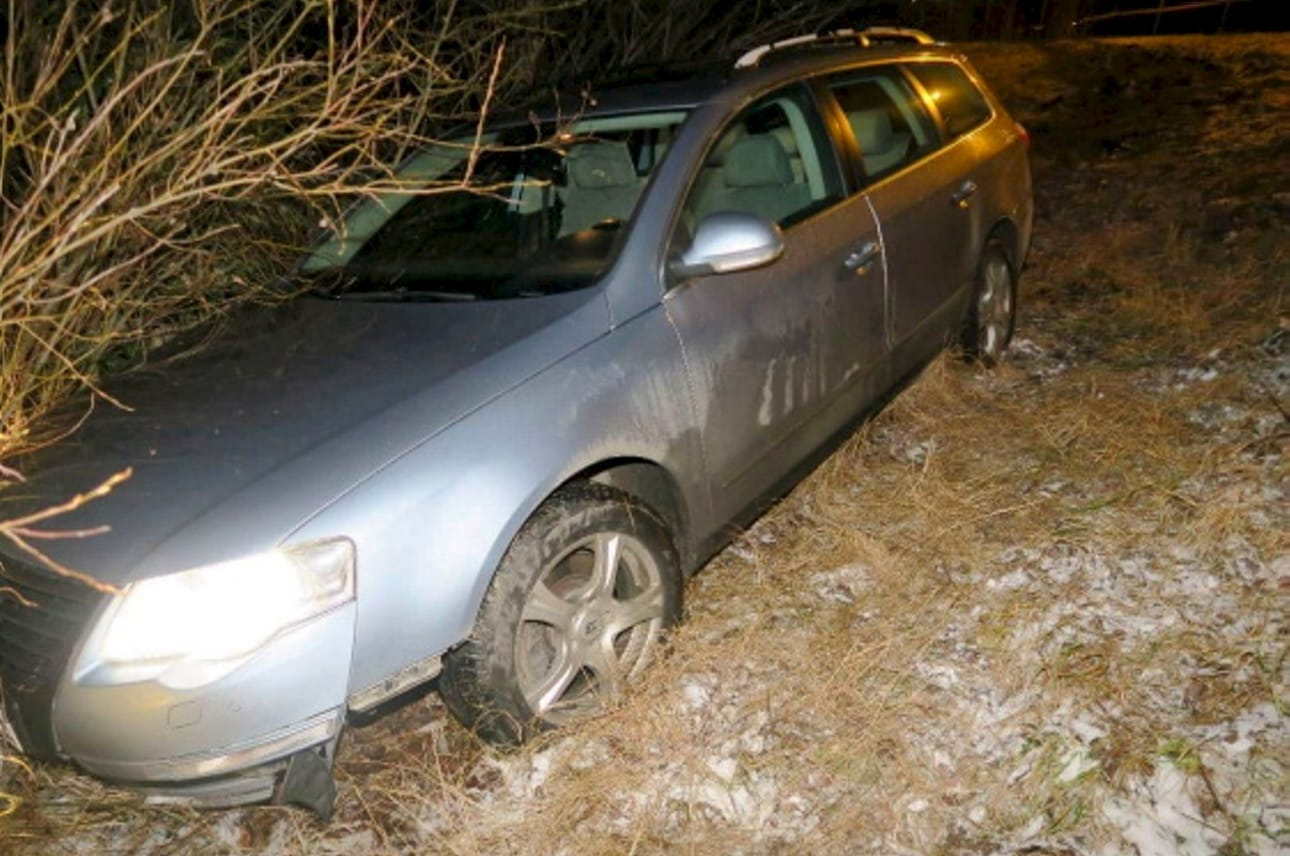 Miehen ajama henkilöauto suistui ulos tieltä marraskuisena yönä vuonna 2022, ja nainen löytyi kuolleena auton ulkopuolelta. LEHTIKUVA/handout