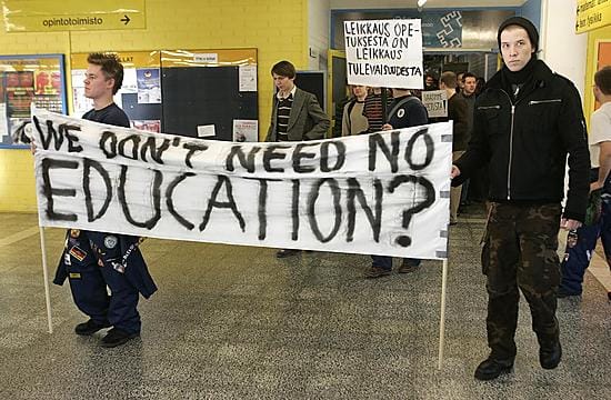 Opiskelijat osoittivat mieltä yliopiston säästöaikeita vastaan.
