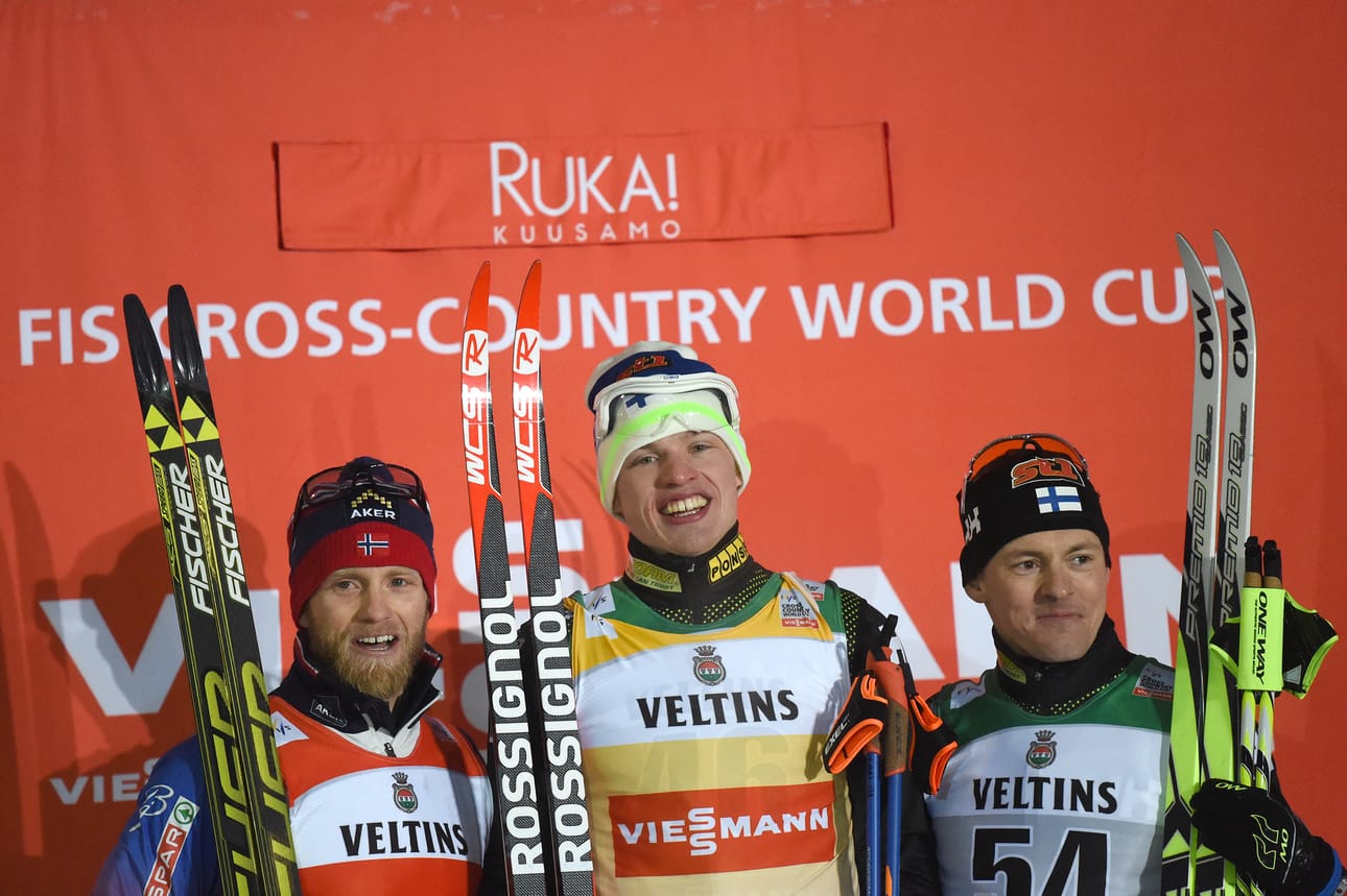 Iivo Niskanen sai 15 kilometrin kisan jälkeen ylleen maailmancupin johtajan keltaisen liivin. Niskasen kanssa palkintokorokkeelle nousivat Norjan Martin Johnsrud Sundsby ja Sami Jauhojärvi.