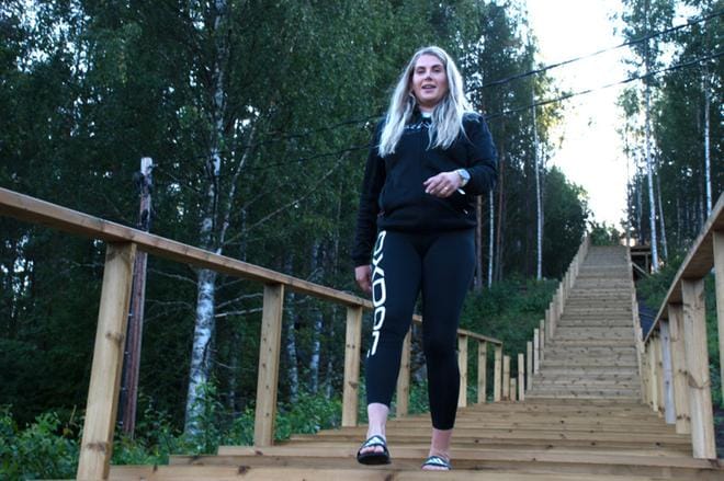 Niina Kivinummi kertoo Mustikkavuoren portaissa olevan 250 askelmaa. KUVAT: MINNA HIIRONEN