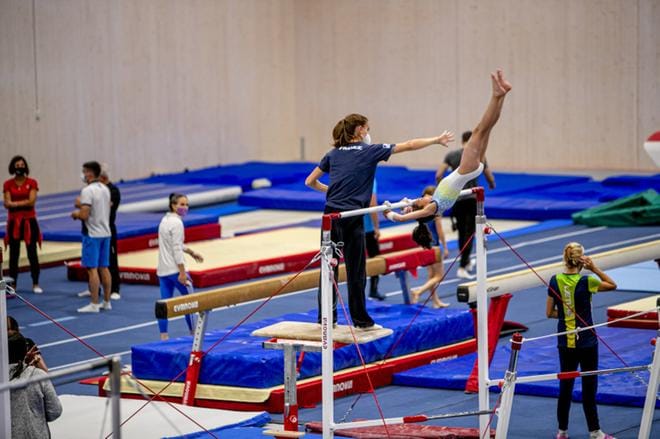 Kuortaneen voimisteluleirille osallistuu 33 voimistelijaa ja 29 valmentajaa yhteensä 15 eri maasta. Paikalla on myös kouluttajia lajin huipulta. Perinteikäs leiri järjestetään yleensä Italian Tirreniassa. Mahdollisuus leirin järjestämiseen avautui viime vuonna muillekin maille. KUVAT: JAAKKO ELENIUS