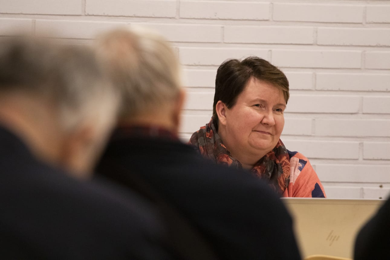 Talousjohtaja Anneli Salo esitteli seurakunnan moninaiset kiinteistöhaasteet.