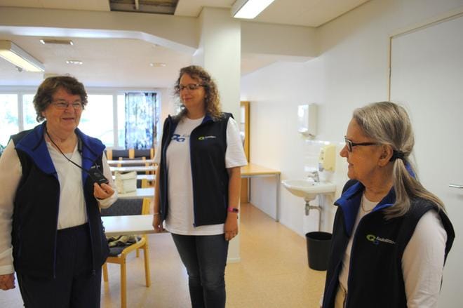 Alavuden kuulokerhon vetäjä Pirkko Heinikoski käynnistelee kuulokerhoa Ähtäriin ja Kuortaneelle yhdessä Kirsi Niemen ja Anja Salokankaan kassa. KUVA: EEVA-LIISA KULJU