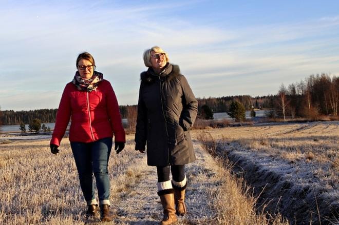 Luonnossa liikkuminen ja musiikki ovat Riitta Koukkarille ja Seija Ranta-Knuuttilalle tärkeä voimavara arjen keskellä. Sen lisäksi, että he molemmat ovat omaishoitajia, he pyörittävät myös omaishoitajille tarkoitettua vertaistukikahvilaa kuukausittain Lapualla. KUVA: LIISA SORAMO