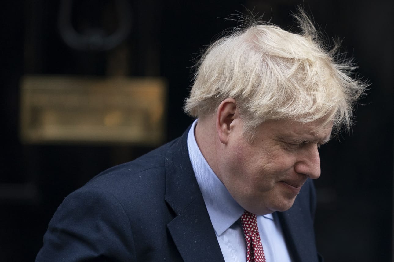 Britanniassa pääministeri Boris Johnson on siirtynyt sunnuntaina illalla sairaalaan koronatartuntansa takia.