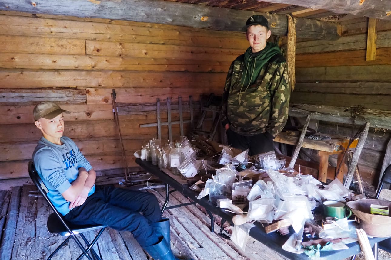 Kunnan kesätyöntekijät Ailu Kavakka (vas.) ja Niila Matero uskovat, että moni voisi haluta vuokrata tilaa erilaisiin perhejuhliin.