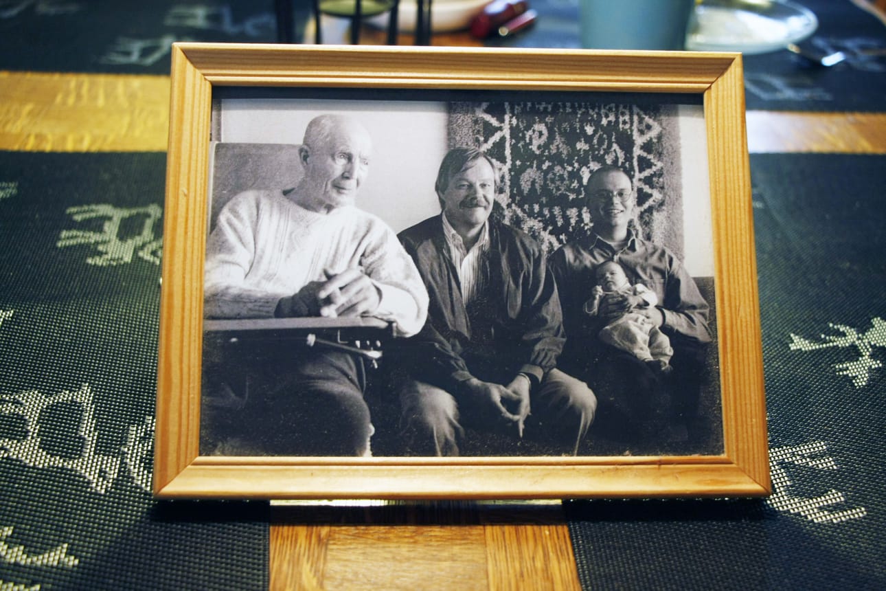 Neljä sukupolvea: Antti, Kari, Miikka ja tyttövauva Arola.