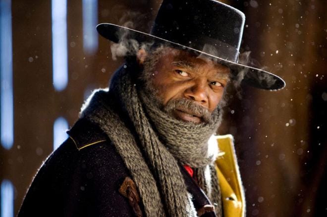 Lumimyrsky pakottaa palkkionmetsästäjä Marquis Warrenin (Samuel L. Jackson) yöpymään Minnien puodissa The Hateful Eight -elokuvassa. KUVA: Nelonen