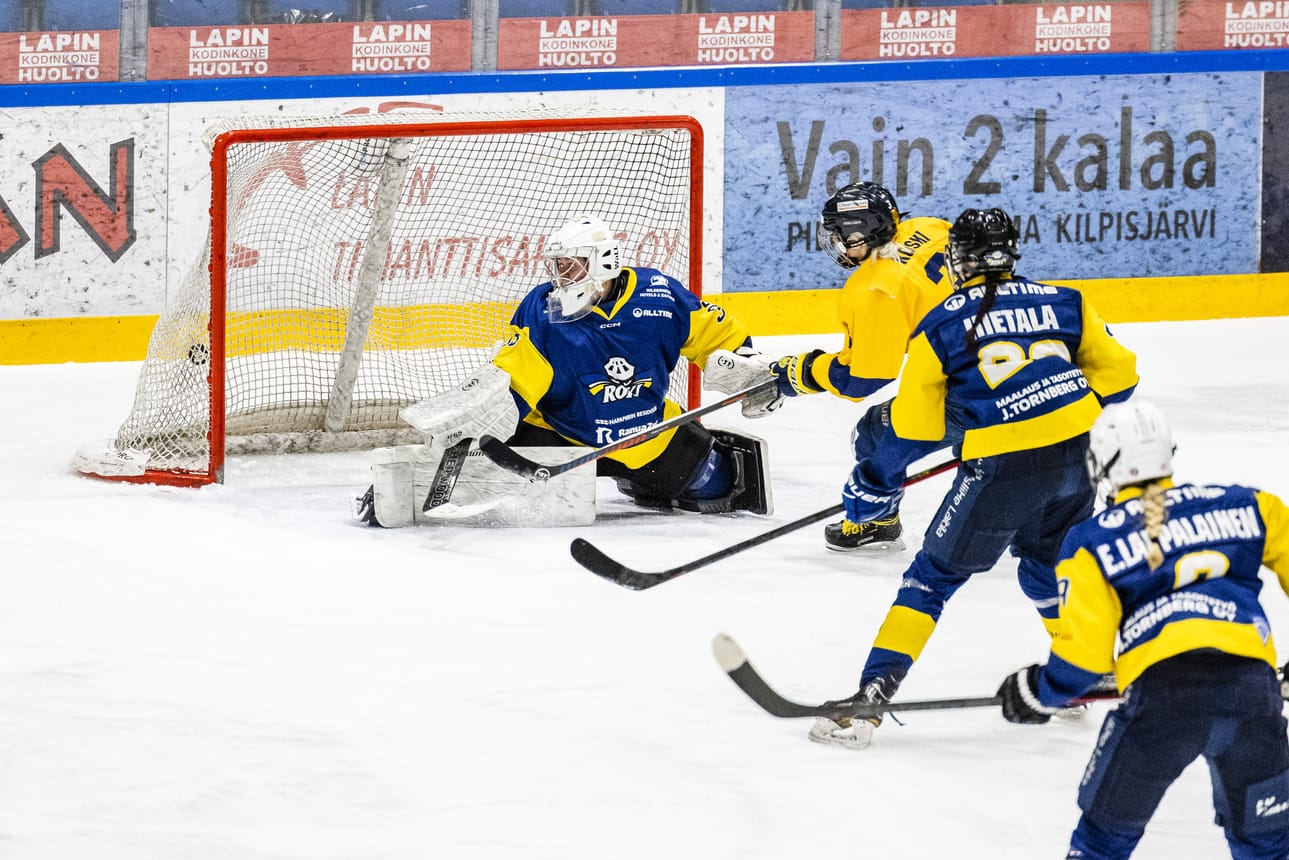 Maija Koski vei Lukon 2–0-johtoon ensimmäisen erän viimeisellä minuutilla alivoimalla. Janika Järvikari keräsi ottelussa 31 torjuntaa.