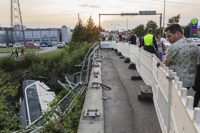 Kahdeksan aikaan illalla turmasillalla oli runsaasti uteliaita. KUVA: Matias Honkamaa