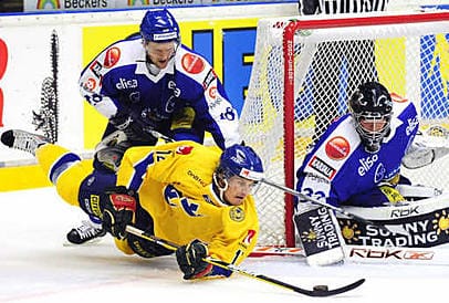 Bluesin kärppäkasvatti Petri Kokko piti Ruotsin Karl Fabriciuksen kurissa. Maalivahti Teemu Lassila tarkkaili myös tilannetta.