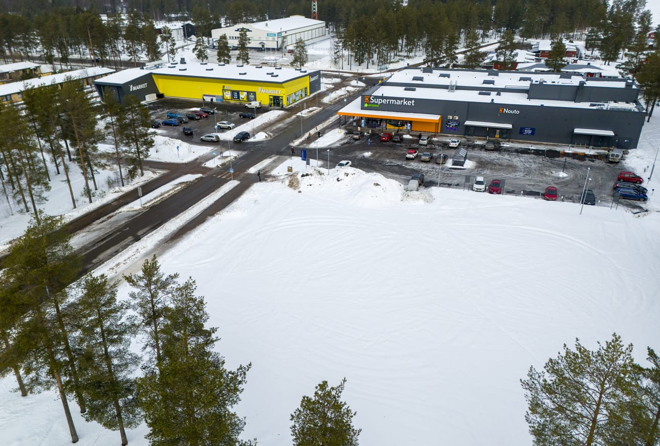 Uusi ravintola- ja liikerakennus tehdään K-marketin etupuolella olevalle tyhjälle tontille. Rakentaminen voi alkaa tänä keväänä. Vanha ostoskeskusrakennus oli tulevan ravintolarakennuksen ja K-Supermarketin välissä.