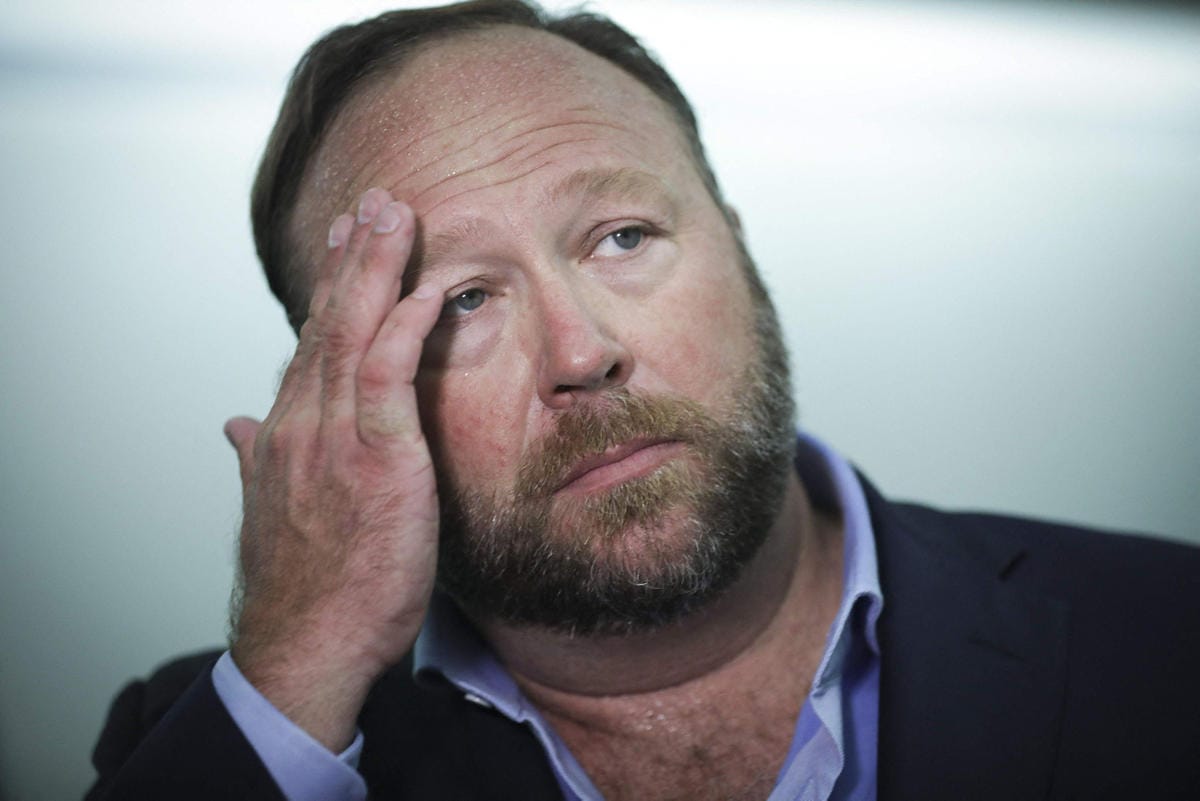 Salaliittoteoreetikko Alex Jones joutuu maksamaan vielä 45,2 miljoonaa dollaria rangaistusluonteisia maksuja lisää aiemmin määrättyjen yli neljän miljoonan dollarin lisäksi. LEHTIKUVA/AFP