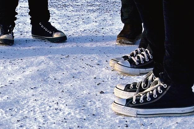 Tennarit ovat tyylikkäät, mutta ne eivät suojaa jalkoja pakkaselta. Asiantuntijan mukaan hyvän talvikengän tunnistaa lämpimästä vuoresta, paksusta pohjasta ja pitkästä varresta. ARKISTOKUVA.