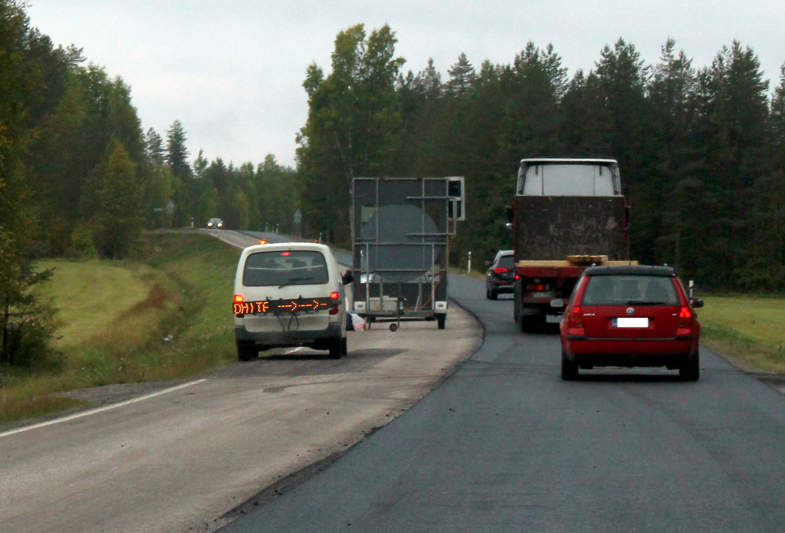 Päällystystyömailla on otettu tänä kesänä läpi Suomen käyttöön saattoautot. Saattoauto johdattaa liikennevirran turvallisesti työkohteen ohi.