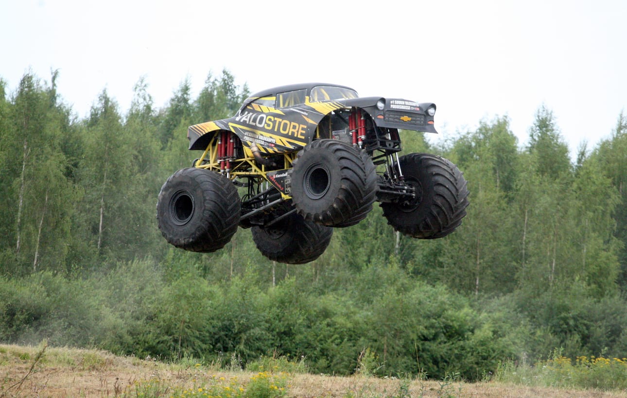 Vesa Kivimäki yläilmoissa 5000-kiloisella Monsterillaan.