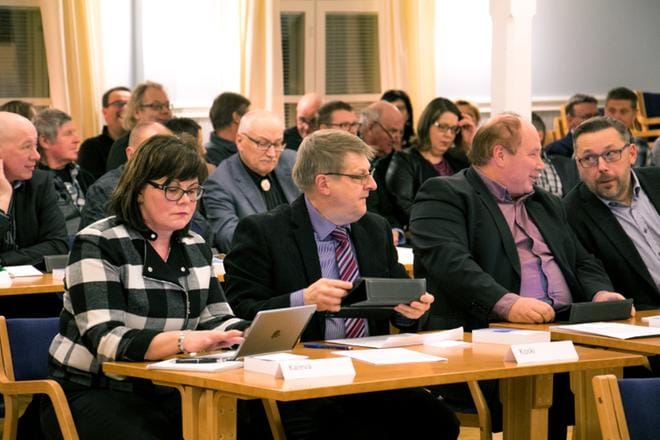 Keskustan Paula Kaleva, Sauli Kiili, Ari Ollikkala ja Kaj Erlands puolustivat syksyn mittaan "jumpattua " säästölistaa, joka meni lopulta läpi yhtä äänestystä lukuun ottamatta. Kokousta oli seuraamassa ennätysmäärä kuntalaisia, noin neljäkymmentä henkeä. KUVA: JORMA HAVULA