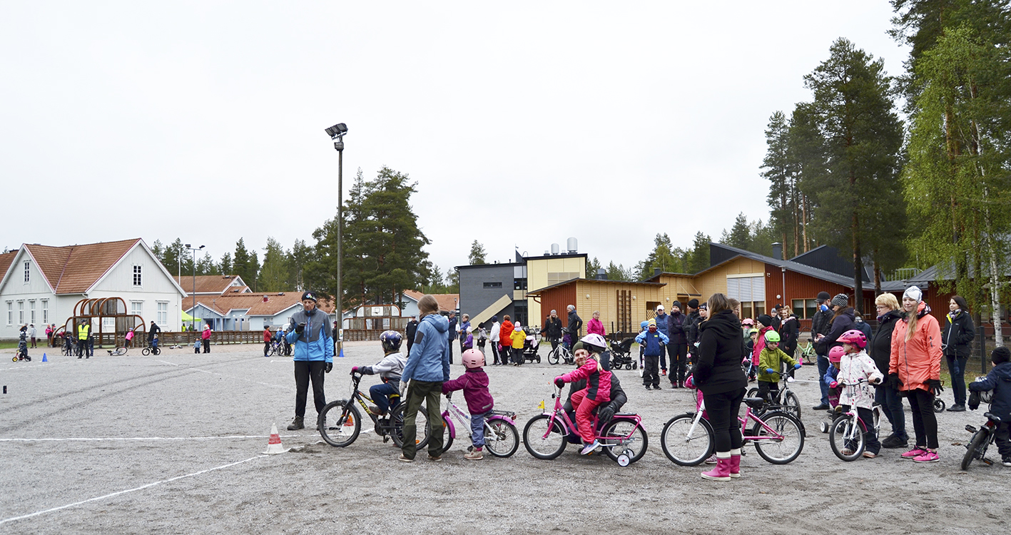 Tour de Kids keräsi runsaasti pieniä pyöräilijöitä.