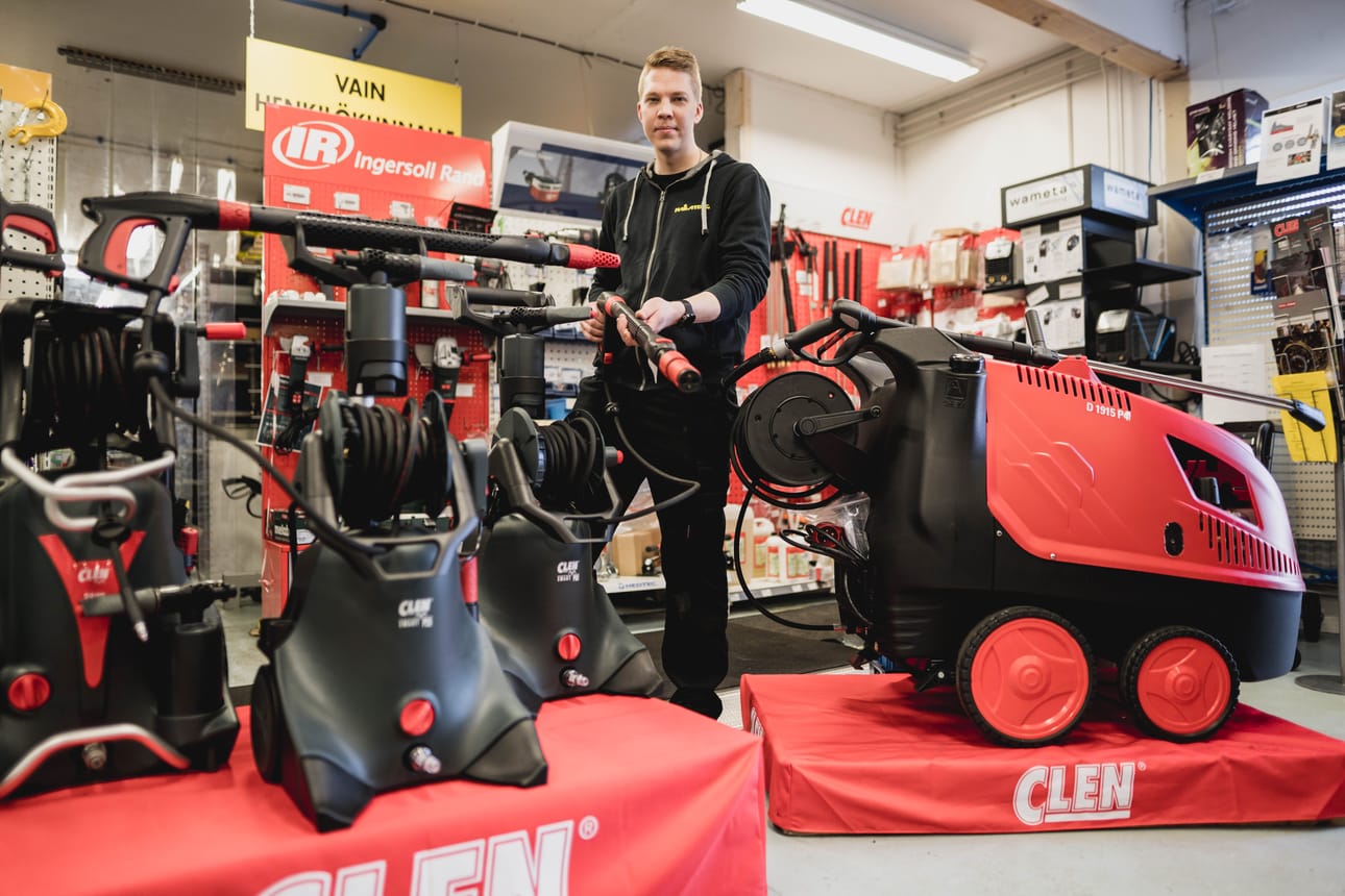 Kailatec myy Clenin laadukkaita painepesureita niin raskaaseen ammattikäyttöön kuin myös kuluttajien tarpeisiin. Kuvassa Kimmo Väinämö esittelee Clenin uusia malleja.
