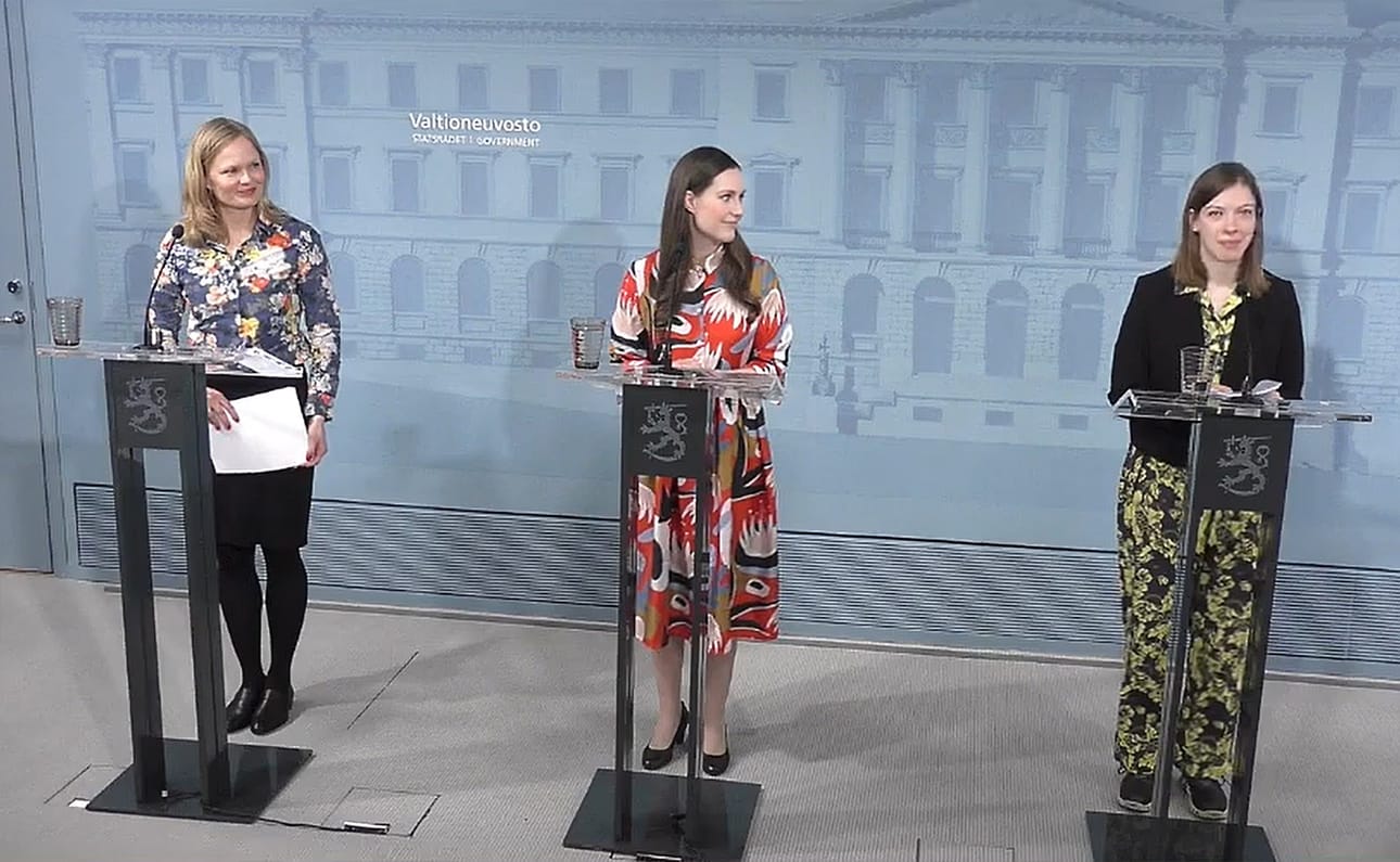 Lasten kysymyksiin vastasivat Hanna Kosonen (vasemmalla), Sanna Marin ja Li Andersson. Kuvakaappaus valtioneuvoston YouTube-kanavalla lähetetystä videostriimistä.