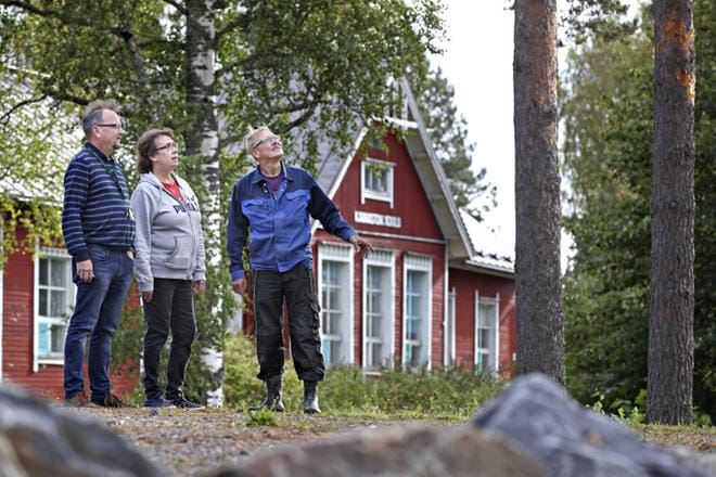 Kainaston nuorisoseuran projektipäällikkö Keijo Mäenpää, varapuheenjohtaja Kaija Kangas ja puheenjohtaja Asko Istolahti toivovat, että kuvataiteilijoiden lisäksi residenssistä kiinnostuisivat myös esimerkiksi kirjailijat. KUVAT: KARI LÖFHJELM