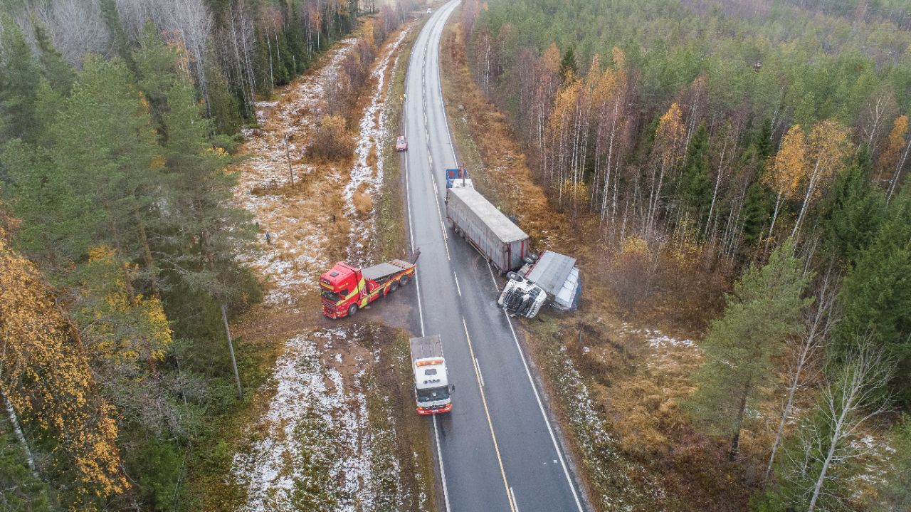 Katso video: Hässäkkä Malmitiellä – täys­pe­rä­vau­nu­rek­ka kaatui kyljelleen liukkauden takia
