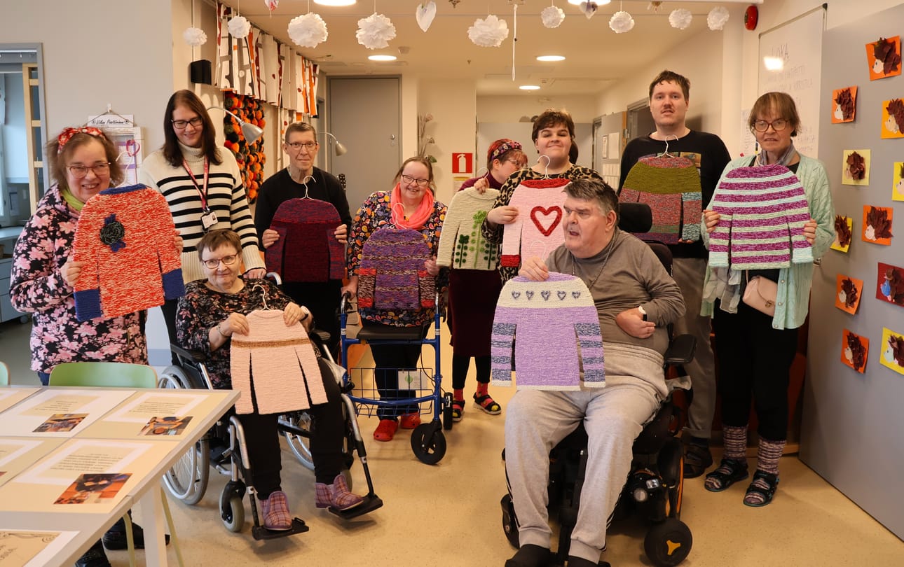 Purjeen päiväaikaisen toiminnan porukka luomuksineen (vas. ed.) Riina Palomäki, Sointu Svanvik ja takanaan palveluvastaava Salla Länsimäki, Jukka Ristiharju, Leena Leivo, Eva-Stina Jansson, Jasmine Pihlaja, Riku Nylund, Johanna Pihlaja ja edessä Raimo Hirvonen.