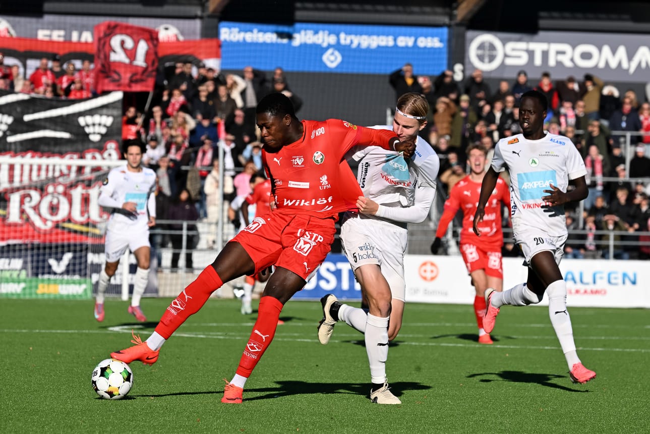 Jaro ja IFK Mariehamn pelasivat lauantaina jalkapalloliigan karsintasarjassa 1–1-tasapelin, mikä merkitsi Mariehamnin putoamista ykkösliigaan. Kuvassa pallon kanssa Jaron Jonathan Lawson (vas.), ja häntä haastamassa IFK Mariehamnin Tuomas Koivisto ja Emmanuel Patut.