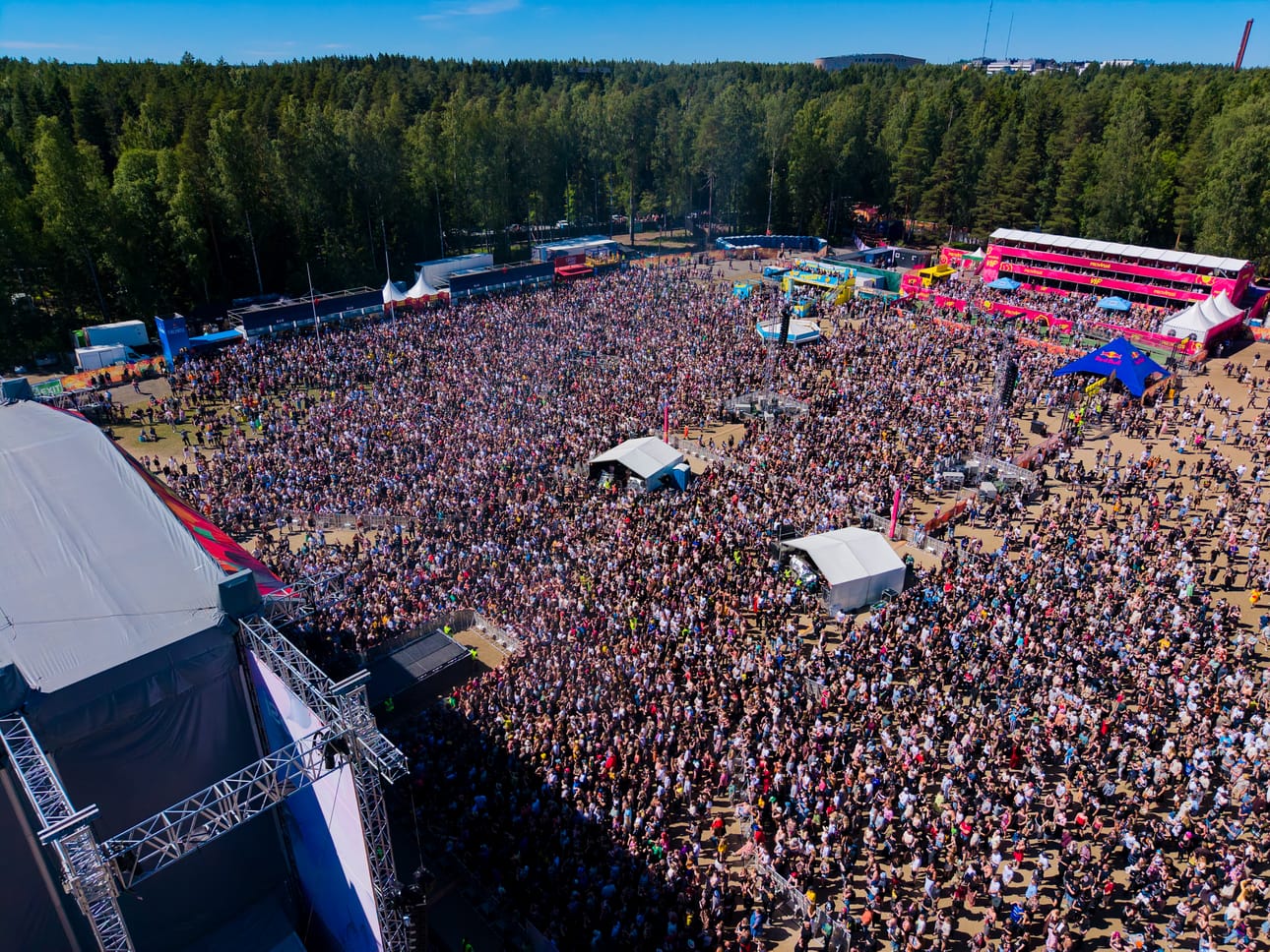 Eppu Normaali vetosi Provinssissa sekä nuoriin että vanhempiin kuuntelijoihin.