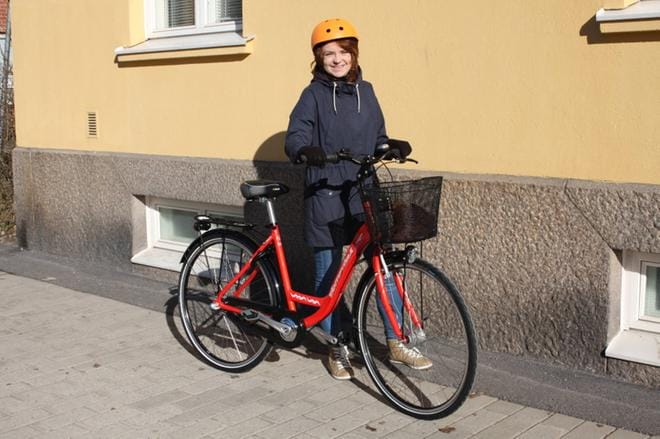 Projektisuunnittelija Raisa Huttunen Vaasan kaupungin viestintäpalveluista testaa uutta menopeliä. Kuva: Elina Havu