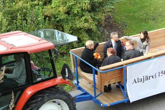 Kuntaministeri Anu Vehviläinen (vas.) pääsi Alajärvellä traktorin kyytiin. Peräkärryssä myös Sari Palmu, Vesa Koivunen, Antti Joensuu ja Hannele Koivunen. KUVAT: SAILA COLLANDER