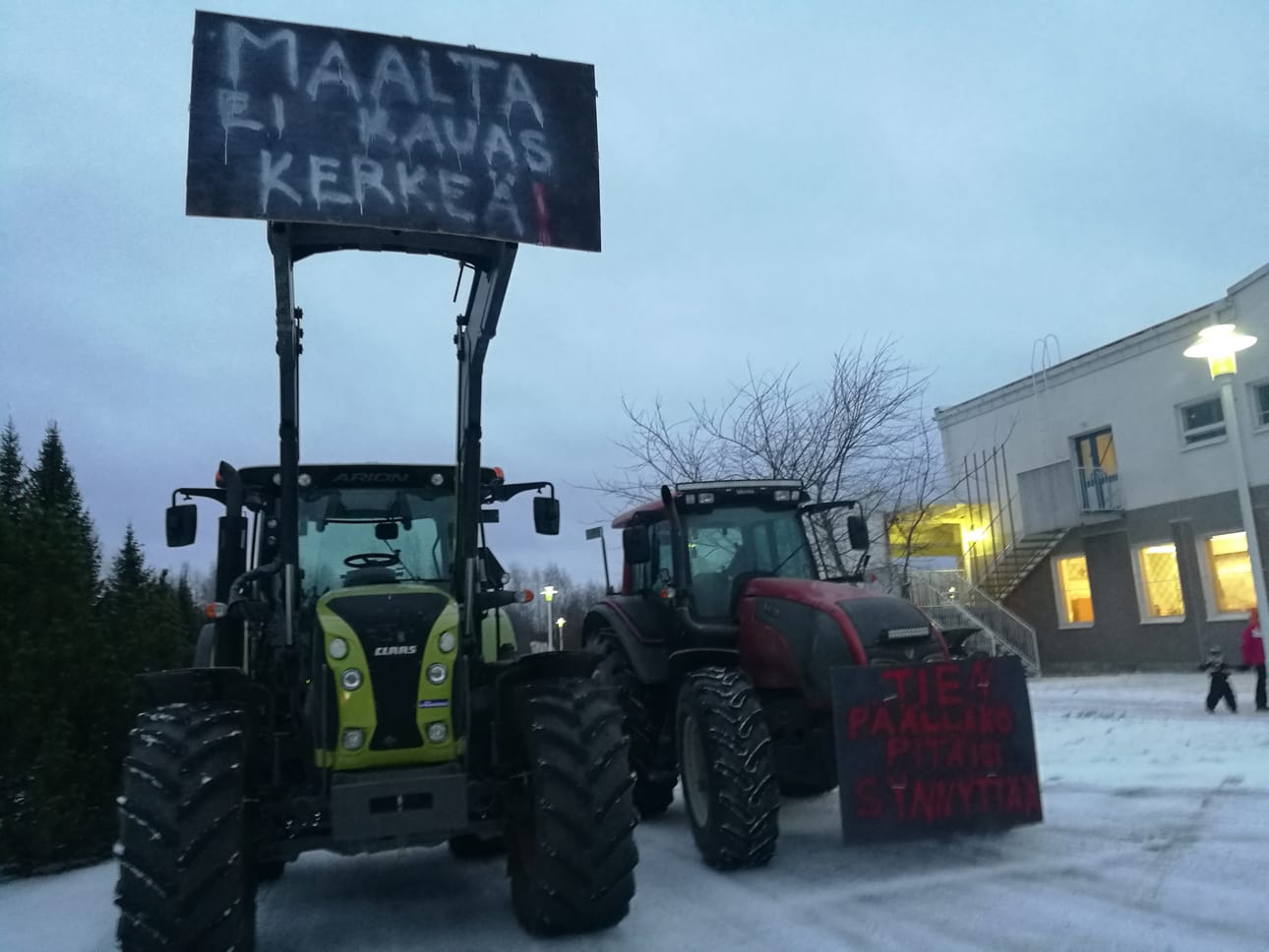 Maalta ei kauas kerkeä! Näin tuumataan näissä mielenilmausplakaateissa.