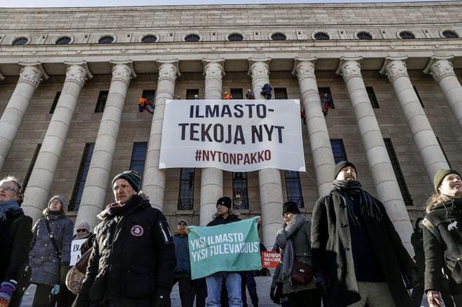 Useiden kansalaisjärjestöjen ilmastomielenosoitukseen osallistui muutama sata ihmistä. Kahdeksan mielenosoittajaa kiipesi eduskuntatalon pylväisiin, ja poliisi otti heidät kiinni sitä mukaa, kun he tulivat alas