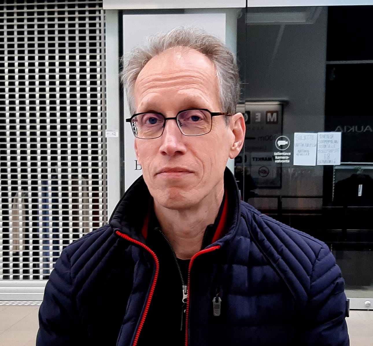 Moottoripyörämiehenä Pasi Takala odottaa jo innolla tulevaa. – Kevät alkaa huhtikuussa, kun saa alkaa moottoripyörää putsaamaan ja laittamaan ajokuntoon. Takala kokee valon virkistävän, mutta sanoo nauttivansa niin keväästä kuin syksystä. Hiihtolomansa mies viettää viikolla kymmenen. Tähtäimessä on matka Tampereelle ja Helsinkiin.