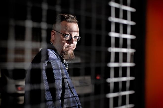 Seamkissa yliopettajana toimiva Ari Haasio on kaksi vuosikymmentä tutkinut ja opettanut internetiin liittyviä asioita. Sitten hän kiinnostui siitä, mitä tapahtuu verkon pimeällä puolella. KUVA: TOMI KOSONEN