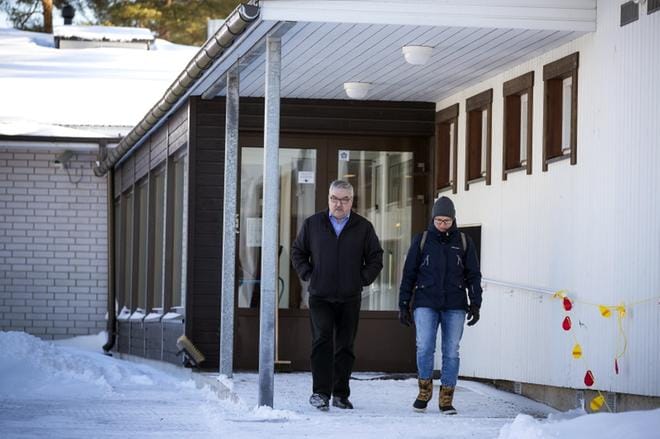 Pekka Iitola ja Marlene Ahlberg kuuluvat Sepänkylän pohjoisosan ja Bölen äänestysalueen vaalilautakuntaan. Tämän äänestysalueen äänestyspaikka kaikissa kevään vaaleissa on Mustasaaren ruotsinkielinen lukio Korsholms gymnasium. KUVAT: JARNO PELLINEN