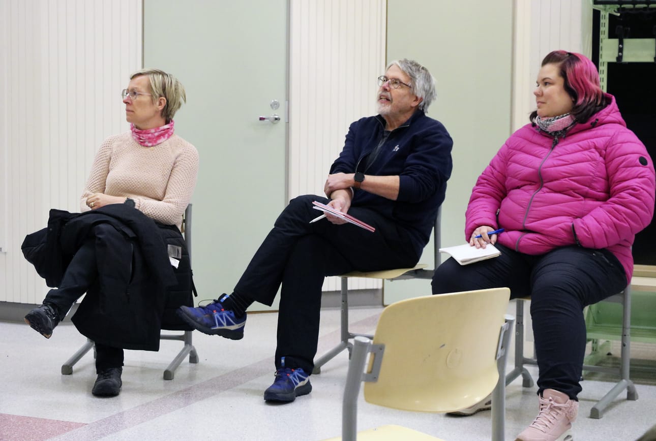 Oulaisten Kennelkerho on tutustunut Petäjäskosken koulun tiloihin. Sari Myllykoski-Hanhela, Osmo Räsänen ja Jenny Pärnänen sanovat liikuntasalin soveltuvan korkeutensa vuoksi hyvin koiratoimintaan. Paikan uskotaan houkuttelevan koiraharrastajia lajin pariin myös naapurikunnista. Yhteistyö eri yhdistyksien ja toimijoiden kanssa on myös heidän tavoitteensa.