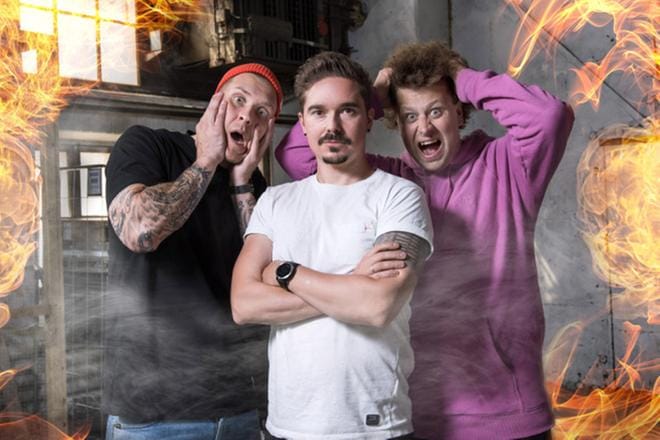 Juuso "Köpi" Kallio (vas.), Henry "Henkka" Tikkanen ja Ville "Viki" Eerikkilä testaavat ohjelmasarjan ensimmäisessä jaksossa tulta. KUVA: Saku Tiainen/Yle Kuvapalvelu