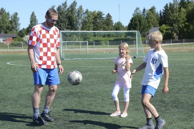 Rajkovicin jalkapalloperhe on seurannut Kroatian historiallista jalkapallohuumaa Närpiöstä käsin. KUVA: TIINA RANTAKOSKI
