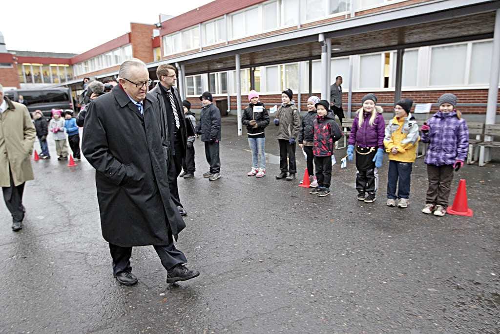 Martti Ahtisaari vieraili keskiviikko-aamuna Kastellin koululla.