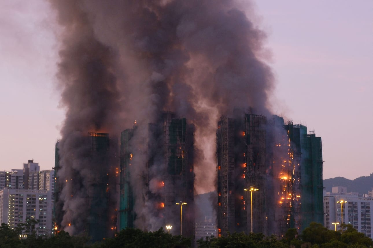 Kerrostalokompleksi syttyi tuleen Hongkongissa keskiviikkona.