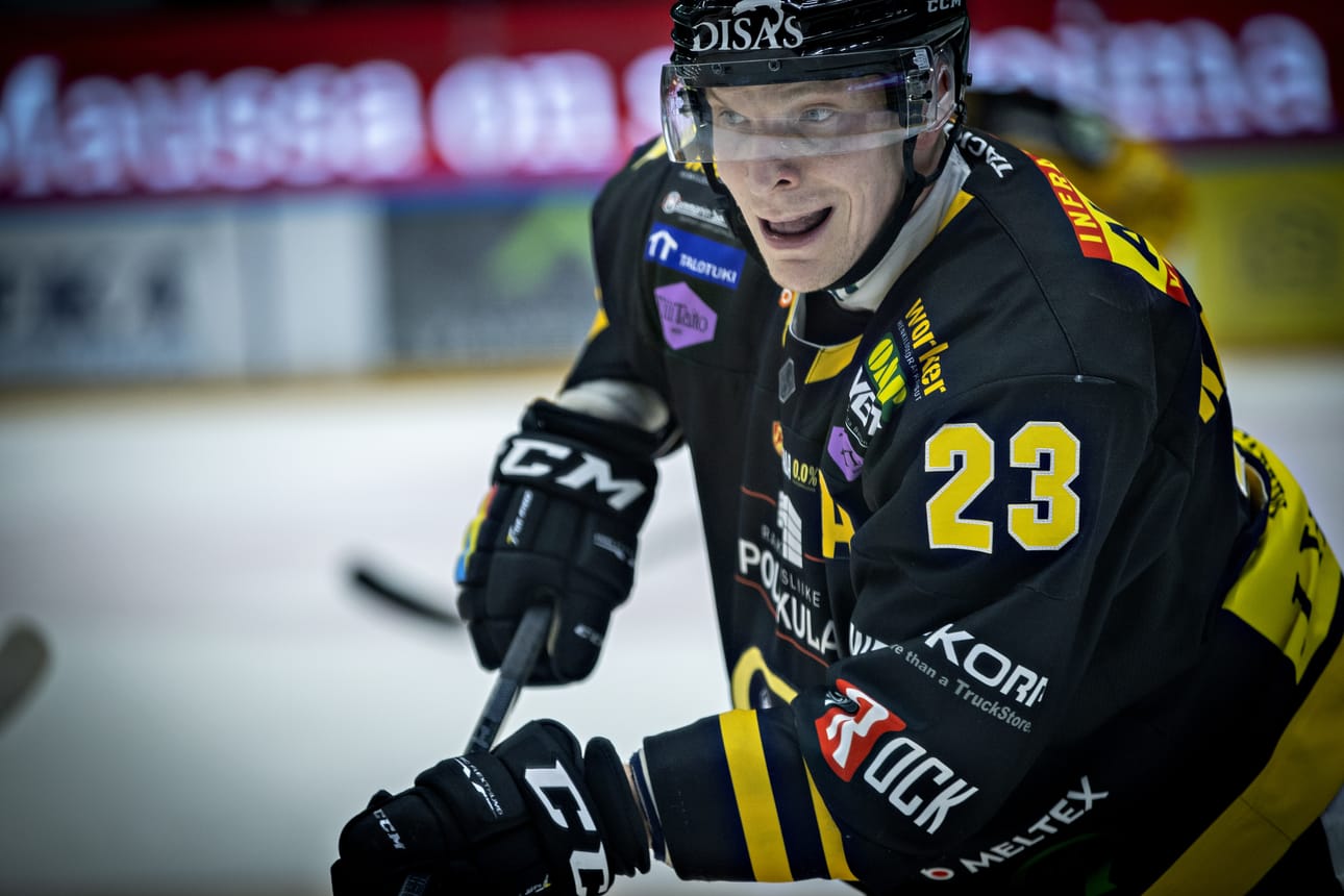 Joonas Kemppainen teki Kärppien ensimmäisen maalin, mutta oululaisjoukkueen huono jakso sai jatkoa.