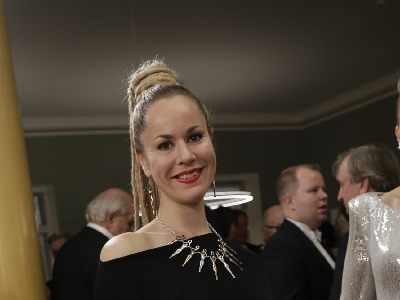 Hanna Sarkkinen aikoo kampanjoida kahdet vaalit tänä keväänä.